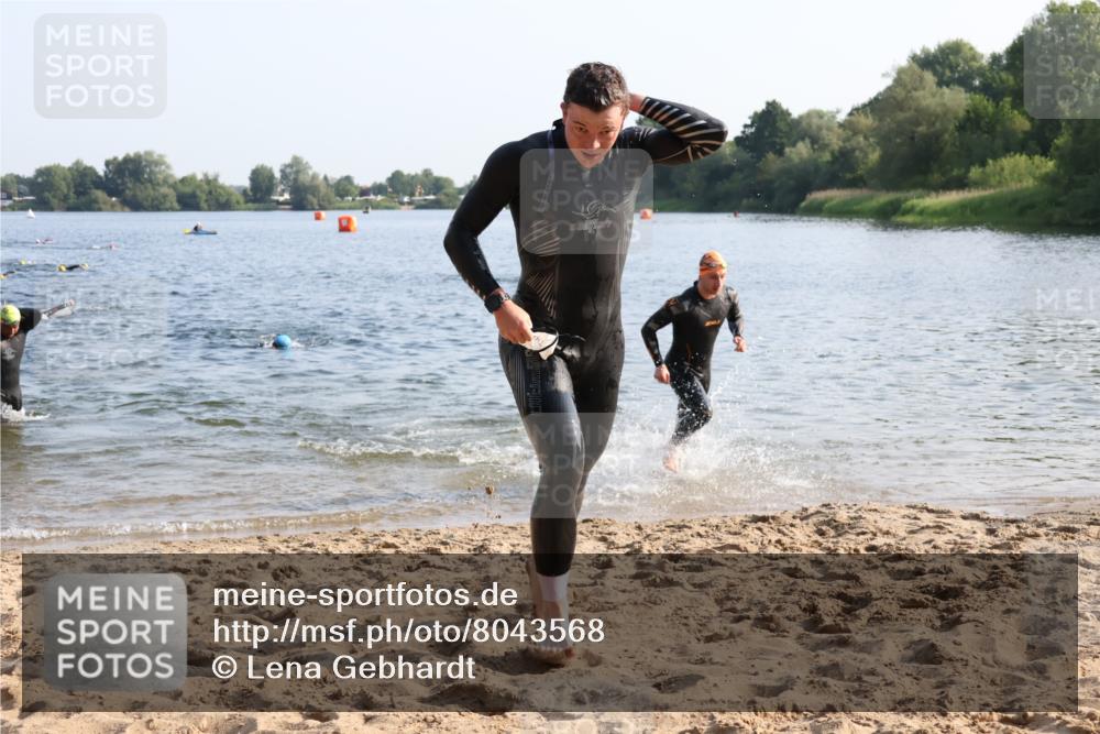 15.06.2025 - 27. Vierlanden-Triathlon Lena Gebhardt http://msf.ph/oto/8043568 15.06.2025 08:32:43 Schwimmen 25, 26, 38, 41, 60, 87 meine-sportfotos.de