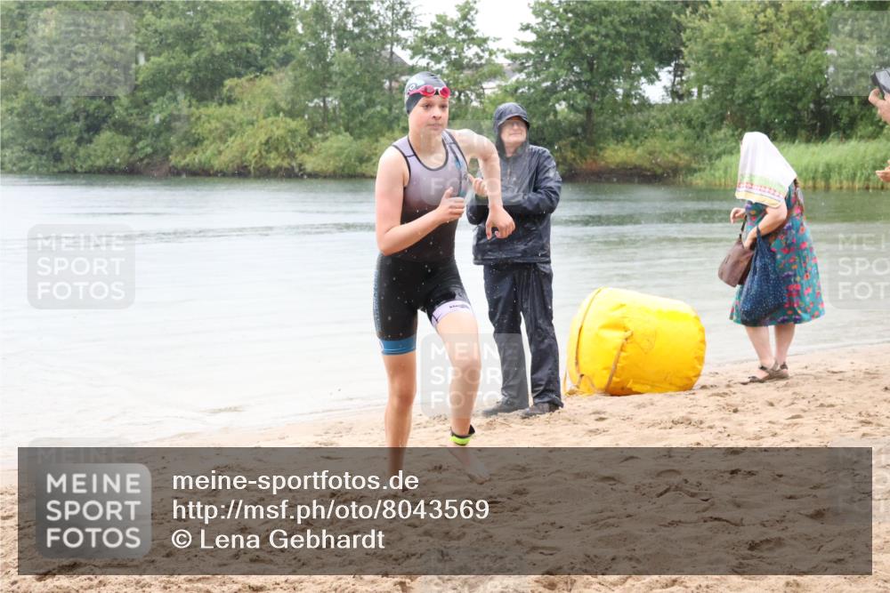 21.06.2025 - 27. Vierlanden-Triathlon Lena Gebhardt http://msf.ph/oto/8043569 15.06.2025 14:37:02 Schwimmen 1324 meine-sportfotos.de
