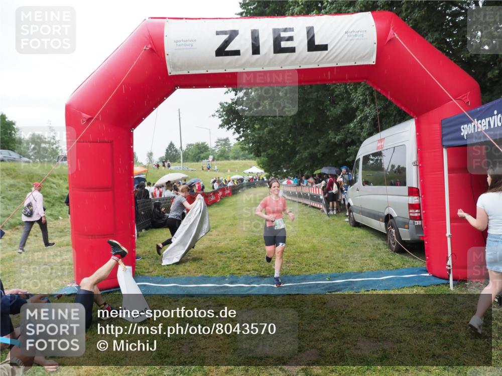 21.06.2025 - 27. Vierlanden-Triathlon MichiJ http://msf.ph/oto/8043570 15.06.2026 13:43:08 Ziel 888 meine-sportfotos.de