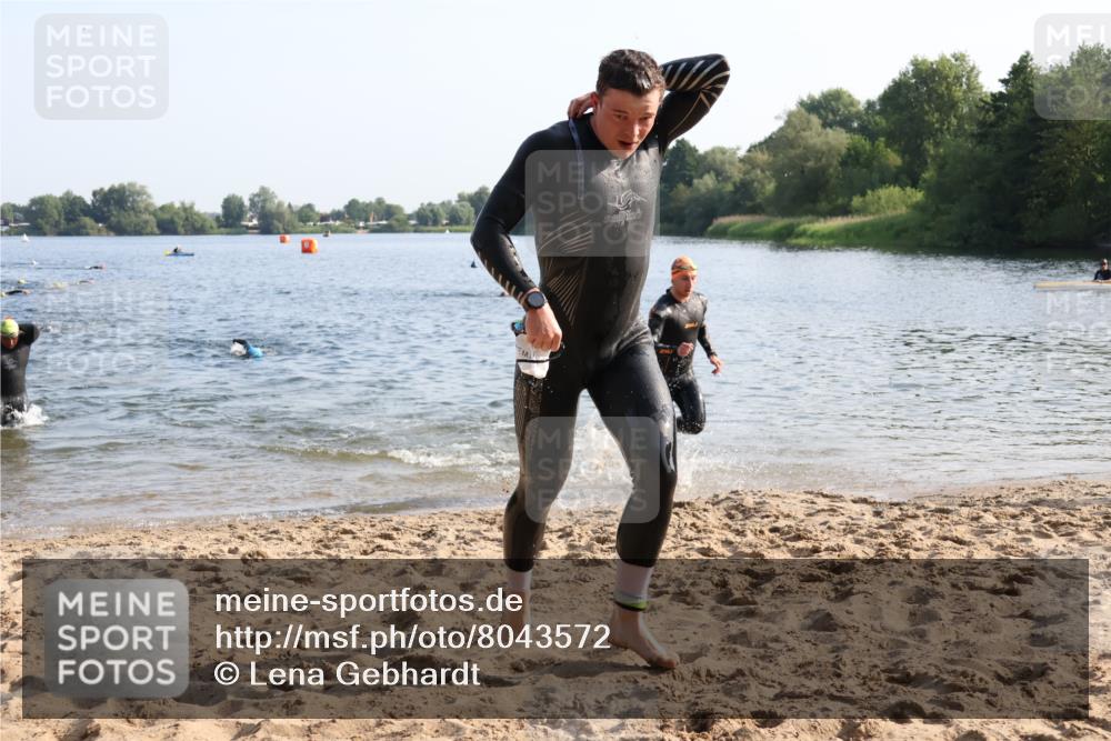 15.06.2025 - 27. Vierlanden-Triathlon Lena Gebhardt http://msf.ph/oto/8043572 15.06.2025 08:32:43 Schwimmen 25, 26, 38, 41, 60, 87 meine-sportfotos.de