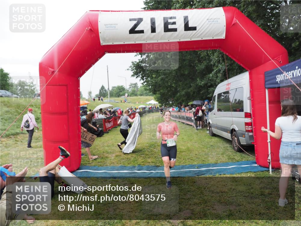 21.06.2025 - 27. Vierlanden-Triathlon MichiJ http://msf.ph/oto/8043575 15.06.2026 13:43:08 Ziel 888 meine-sportfotos.de