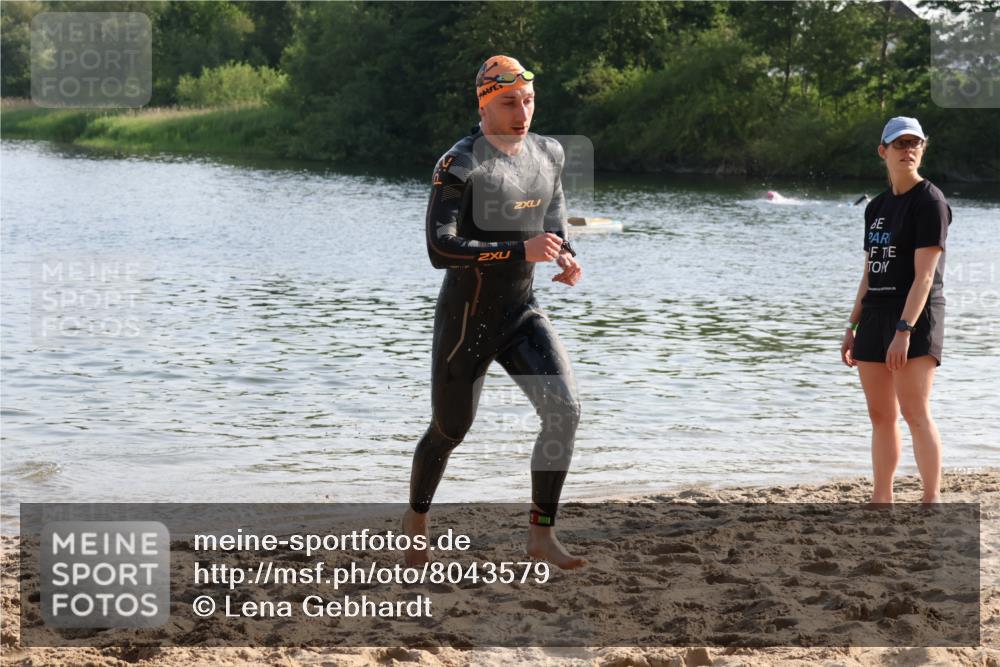 15.06.2025 - 27. Vierlanden-Triathlon Lena Gebhardt http://msf.ph/oto/8043579 15.06.2025 08:32:45 Schwimmen 8, 25, 26, 38, 41, 60, 87 meine-sportfotos.de