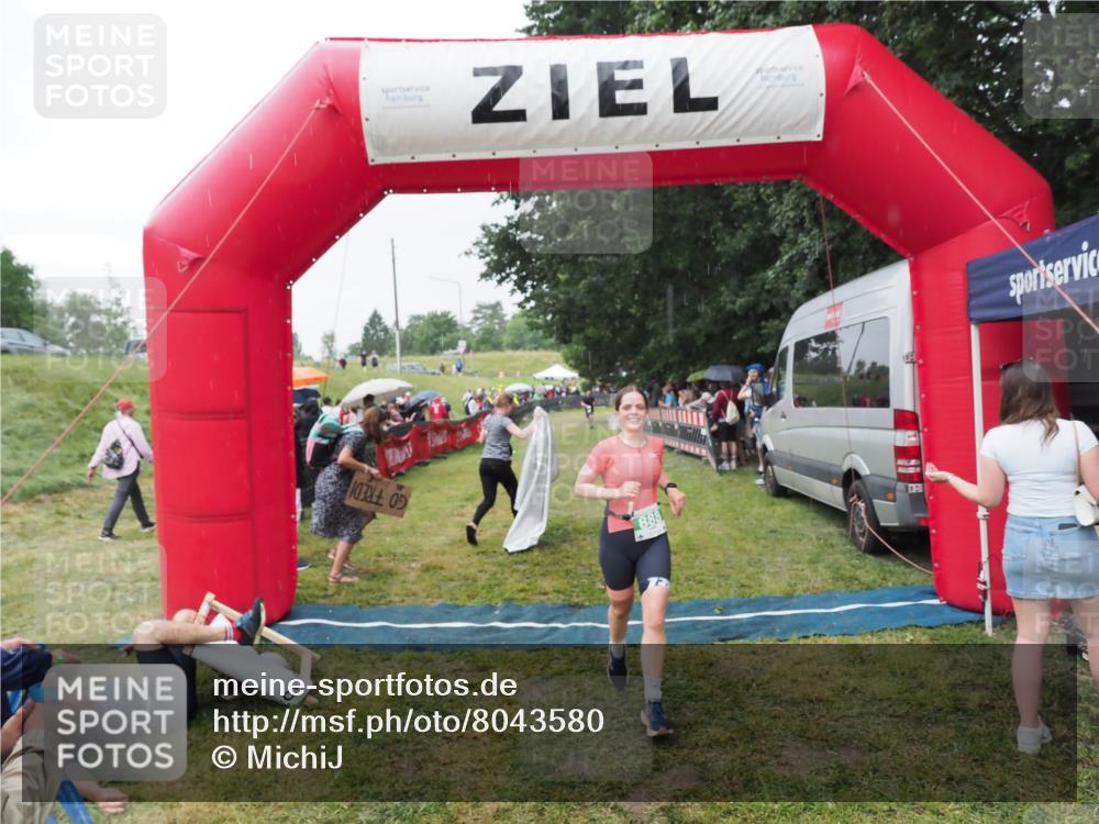 21.06.2025 - 27. Vierlanden-Triathlon MichiJ http://msf.ph/oto/8043580 15.06.2026 13:43:08 Ziel 888 meine-sportfotos.de