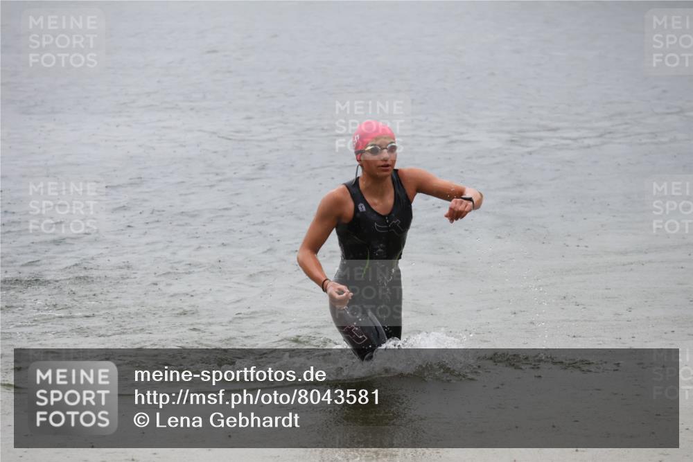 21.06.2025 - 27. Vierlanden-Triathlon Lena Gebhardt http://msf.ph/oto/8043581 15.06.2025 14:37:25 Schwimmen 1328, 1343 meine-sportfotos.de