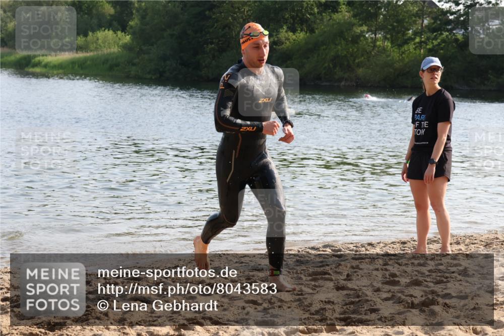 15.06.2025 - 27. Vierlanden-Triathlon Lena Gebhardt http://msf.ph/oto/8043583 15.06.2025 08:32:45 Schwimmen 8, 25, 26, 38, 41, 60, 87 meine-sportfotos.de