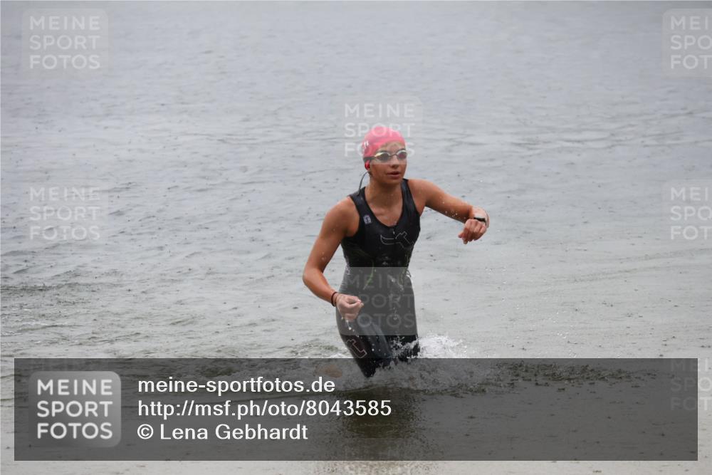 21.06.2025 - 27. Vierlanden-Triathlon Lena Gebhardt http://msf.ph/oto/8043585 15.06.2025 14:37:25 Schwimmen 1328, 1343 meine-sportfotos.de