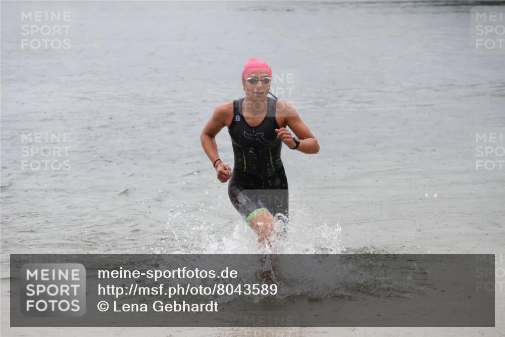 21.06.2025 - 27. Vierlanden-Triathlon Lena Gebhardt http://msf.ph/oto/8043589 15.06.2025 14:37:26 Schwimmen 1328, 1343 meine-sportfotos.de