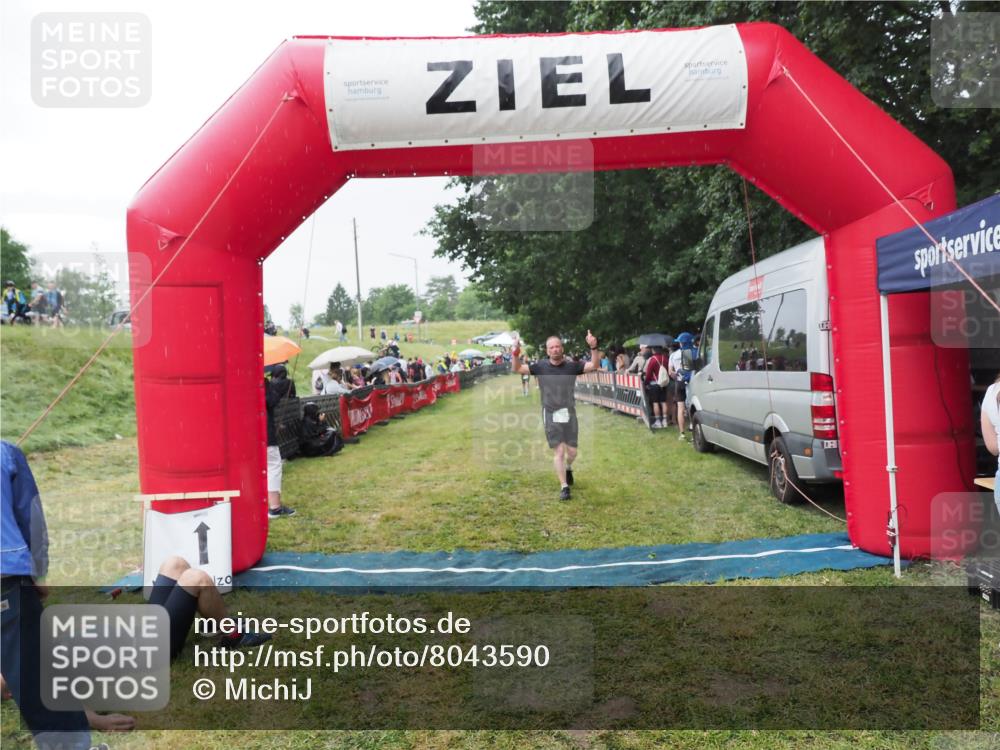 21.06.2025 - 27. Vierlanden-Triathlon MichiJ http://msf.ph/oto/8043590 15.06.2026 13:43:17 Ziel 801 meine-sportfotos.de