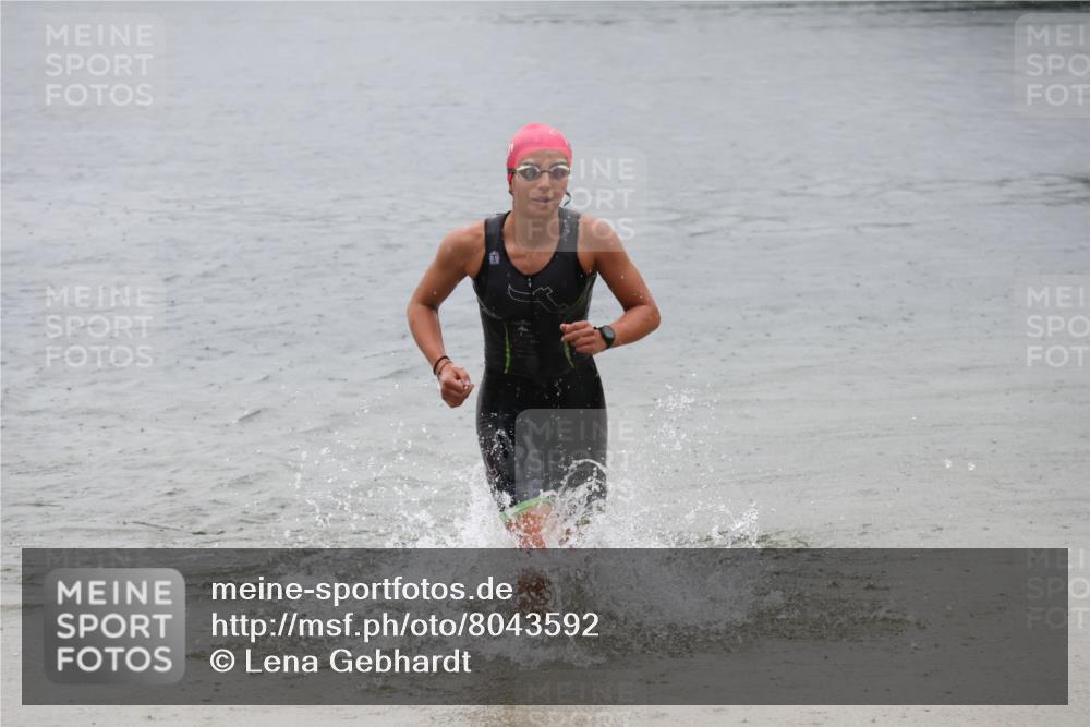 21.06.2025 - 27. Vierlanden-Triathlon Lena Gebhardt http://msf.ph/oto/8043592 15.06.2025 14:37:26 Schwimmen 1328, 1343 meine-sportfotos.de