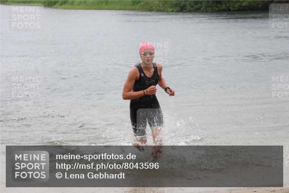 21.06.2025 - 27. Vierlanden-Triathlon Lena Gebhardt http://msf.ph/oto/8043596 15.06.2025 14:37:26 Schwimmen 1328, 1343 meine-sportfotos.de
