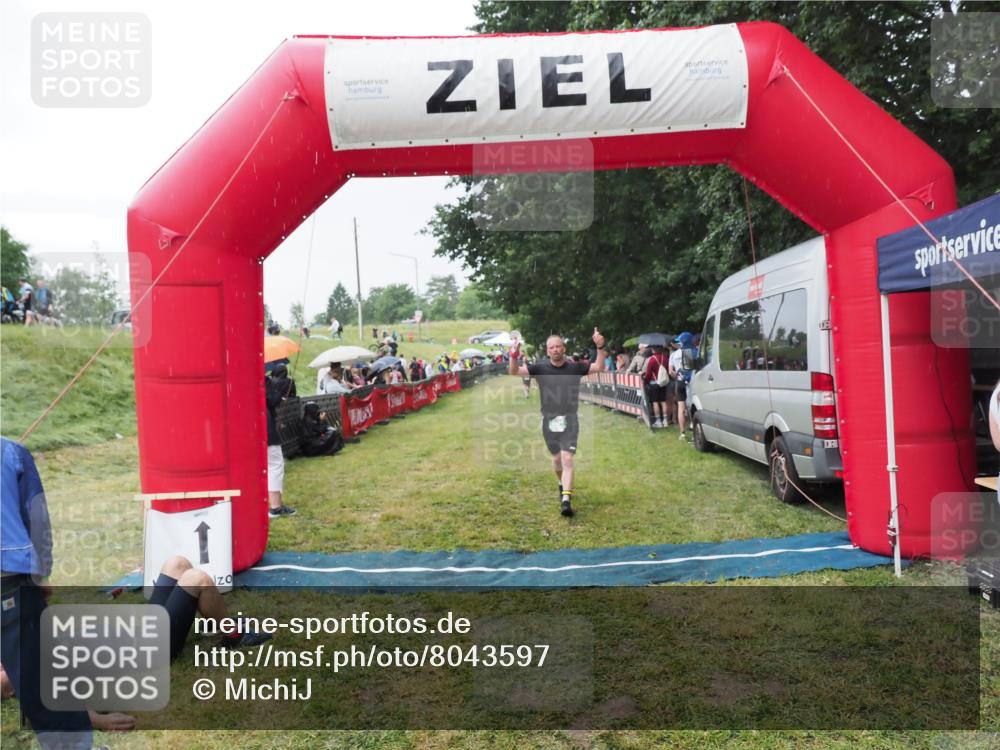 21.06.2025 - 27. Vierlanden-Triathlon MichiJ http://msf.ph/oto/8043597 15.06.2026 13:43:18 Ziel 801 meine-sportfotos.de