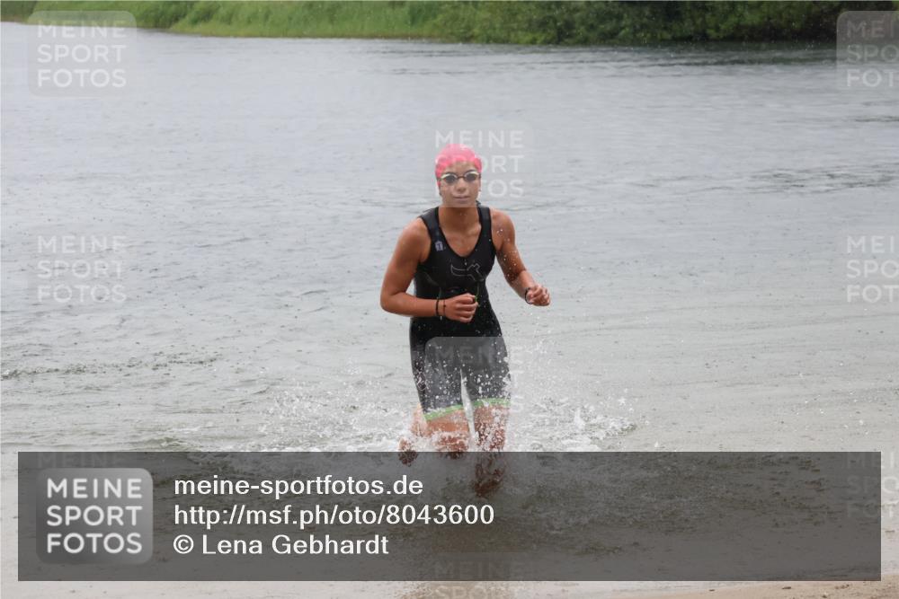 21.06.2025 - 27. Vierlanden-Triathlon Lena Gebhardt http://msf.ph/oto/8043600 15.06.2025 14:37:26 Schwimmen 1328, 1343 meine-sportfotos.de