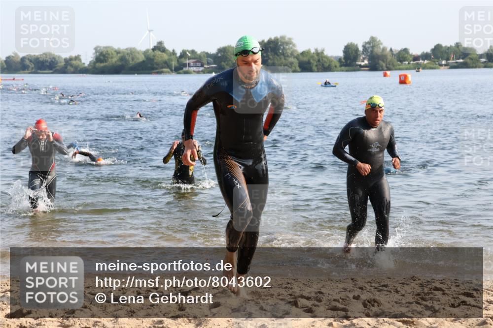 15.06.2025 - 27. Vierlanden-Triathlon Lena Gebhardt http://msf.ph/oto/8043602 15.06.2025 08:32:47 Schwimmen 8, 25, 38, 41, 60, 87 meine-sportfotos.de
