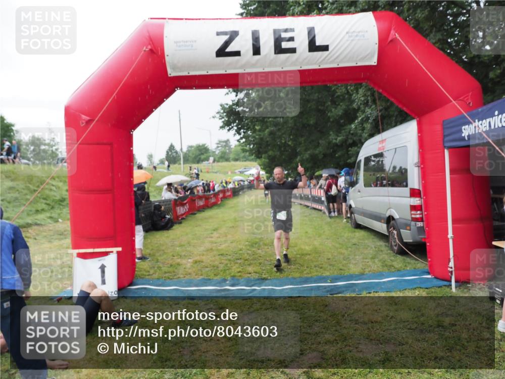 21.06.2025 - 27. Vierlanden-Triathlon MichiJ http://msf.ph/oto/8043603 15.06.2026 13:43:18 Ziel 801 meine-sportfotos.de