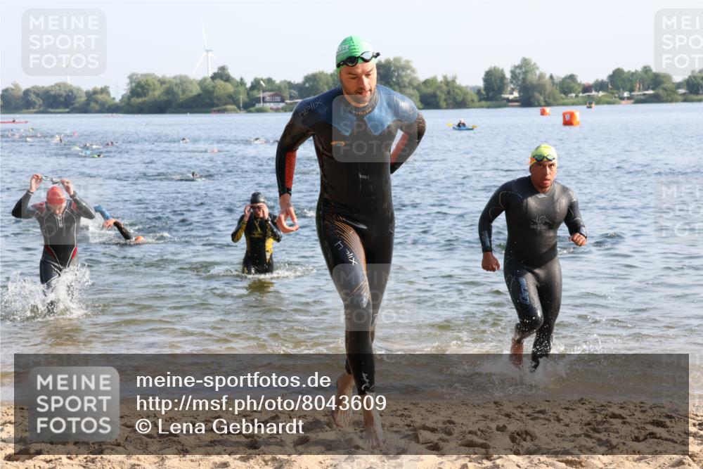 15.06.2025 - 27. Vierlanden-Triathlon Lena Gebhardt http://msf.ph/oto/8043609 15.06.2025 08:32:47 Schwimmen 8, 25, 38, 41, 60, 87 meine-sportfotos.de