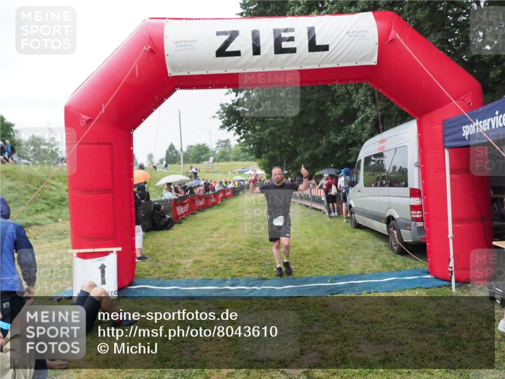 21.06.2025 - 27. Vierlanden-Triathlon MichiJ http://msf.ph/oto/8043610 15.06.2026 13:43:18 Ziel 801 meine-sportfotos.de