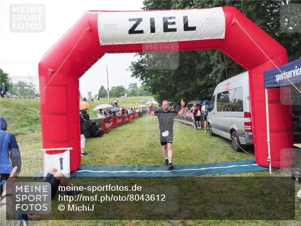 21.06.2025 - 27. Vierlanden-Triathlon MichiJ http://msf.ph/oto/8043612 15.06.2026 13:43:19 Ziel 801 meine-sportfotos.de