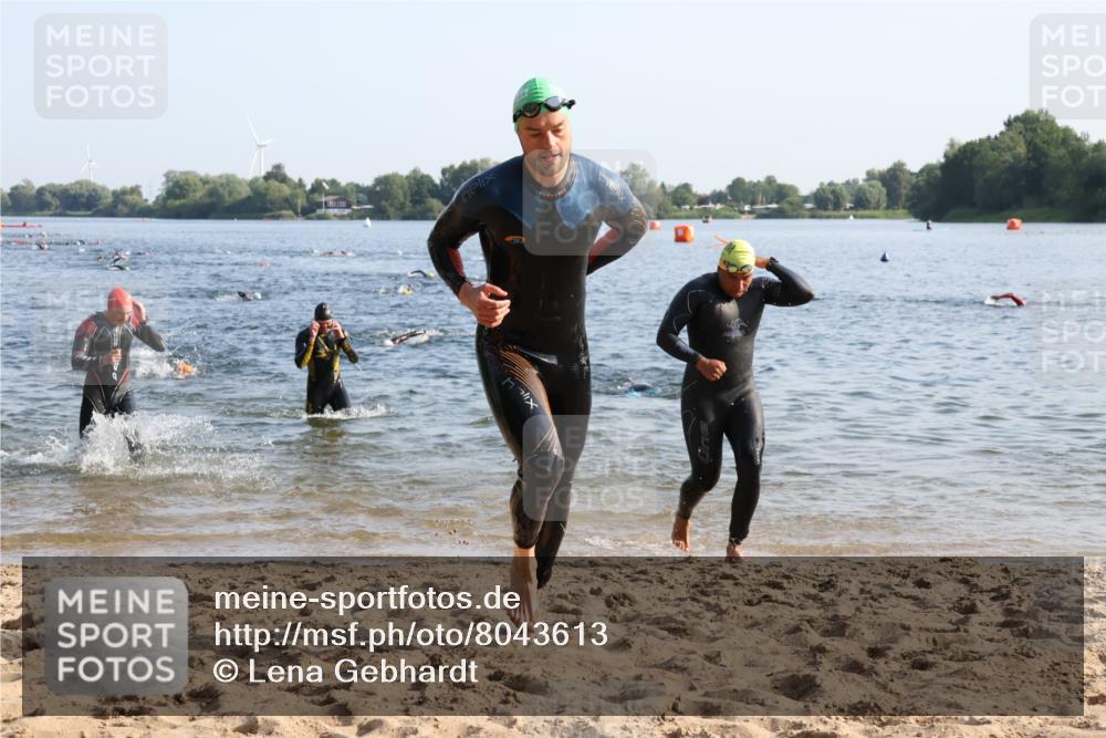 15.06.2025 - 27. Vierlanden-Triathlon Lena Gebhardt http://msf.ph/oto/8043613 15.06.2025 08:32:48 Schwimmen 8, 25, 38, 41, 60, 87 meine-sportfotos.de