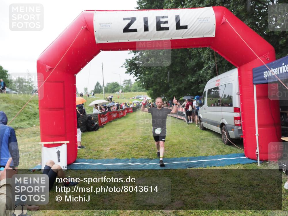 21.06.2025 - 27. Vierlanden-Triathlon MichiJ http://msf.ph/oto/8043614 15.06.2026 13:43:19 Ziel 801 meine-sportfotos.de