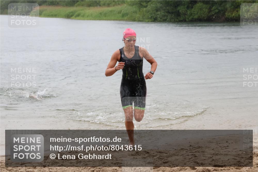 21.06.2025 - 27. Vierlanden-Triathlon Lena Gebhardt http://msf.ph/oto/8043615 15.06.2025 14:37:27 Schwimmen 1328, 1343 meine-sportfotos.de