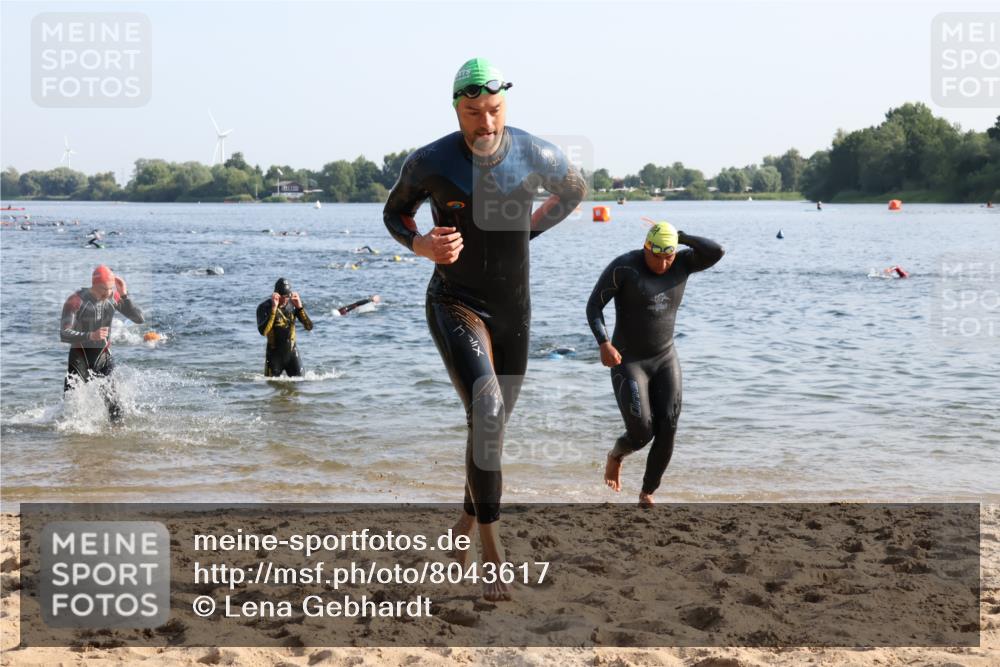 15.06.2025 - 27. Vierlanden-Triathlon Lena Gebhardt http://msf.ph/oto/8043617 15.06.2025 08:32:48 Schwimmen 8, 25, 38, 41, 60, 87 meine-sportfotos.de