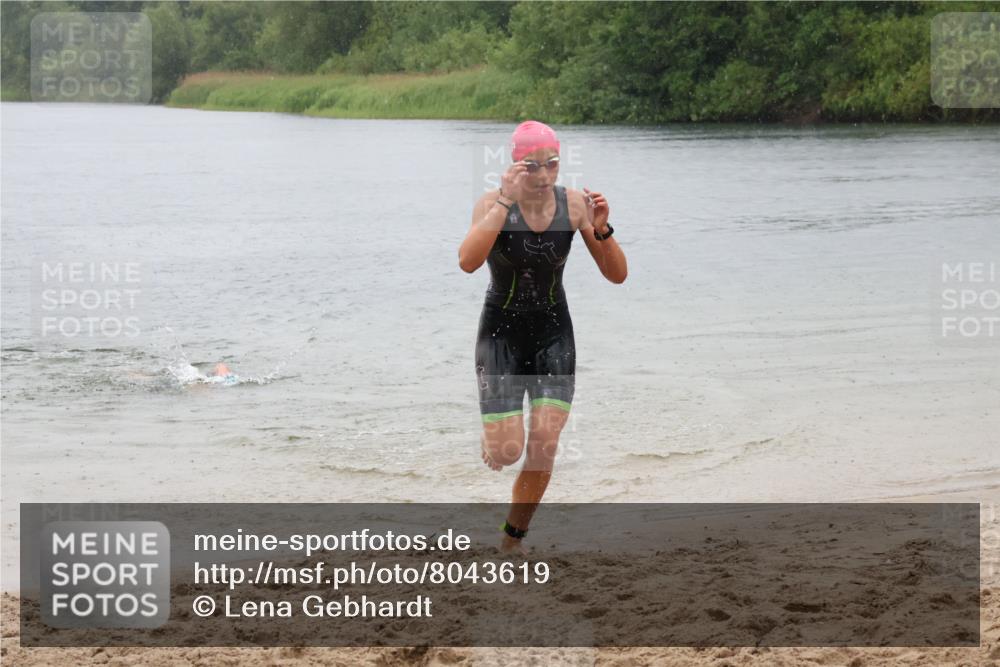 21.06.2025 - 27. Vierlanden-Triathlon Lena Gebhardt http://msf.ph/oto/8043619 15.06.2025 14:37:27 Schwimmen 1328, 1343 meine-sportfotos.de