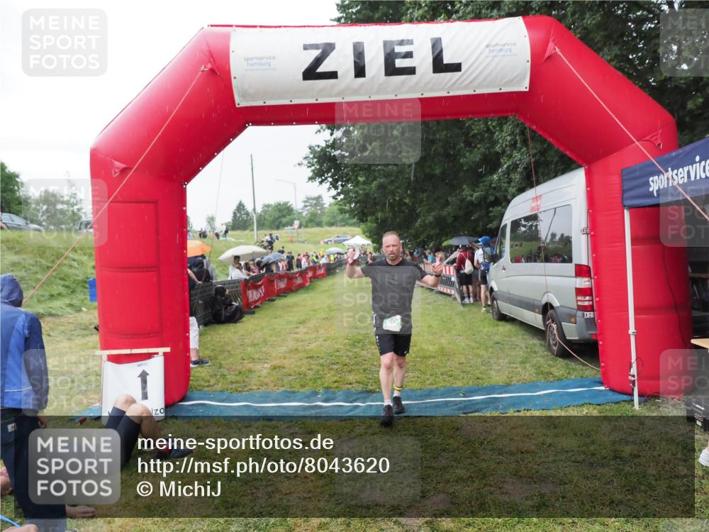 21.06.2025 - 27. Vierlanden-Triathlon MichiJ http://msf.ph/oto/8043620 15.06.2026 13:43:19 Ziel 801 meine-sportfotos.de
