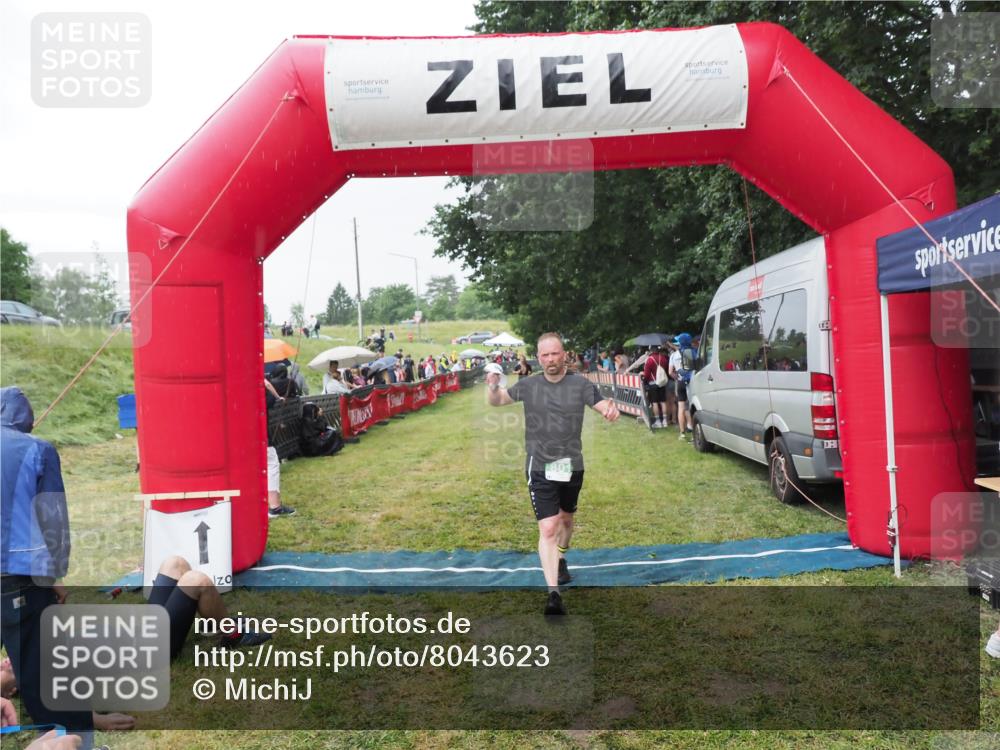 21.06.2025 - 27. Vierlanden-Triathlon MichiJ http://msf.ph/oto/8043623 15.06.2026 13:43:19 Ziel 801 meine-sportfotos.de