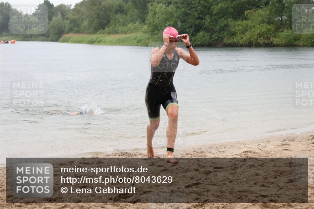 21.06.2025 - 27. Vierlanden-Triathlon Lena Gebhardt http://msf.ph/oto/8043629 15.06.2025 14:37:28 Schwimmen 1328, 1343 meine-sportfotos.de