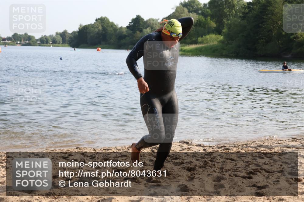 15.06.2025 - 27. Vierlanden-Triathlon Lena Gebhardt http://msf.ph/oto/8043631 15.06.2025 08:32:50 Schwimmen 8, 25, 38, 41, 60, 87 meine-sportfotos.de