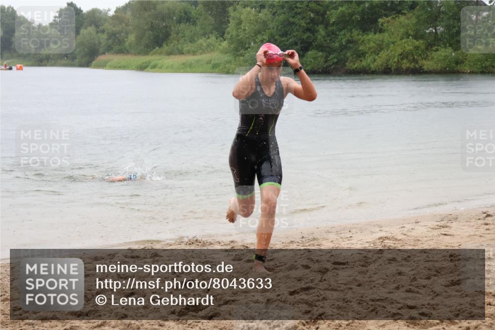 21.06.2025 - 27. Vierlanden-Triathlon Lena Gebhardt http://msf.ph/oto/8043633 15.06.2025 14:37:28 Schwimmen 1328, 1343 meine-sportfotos.de