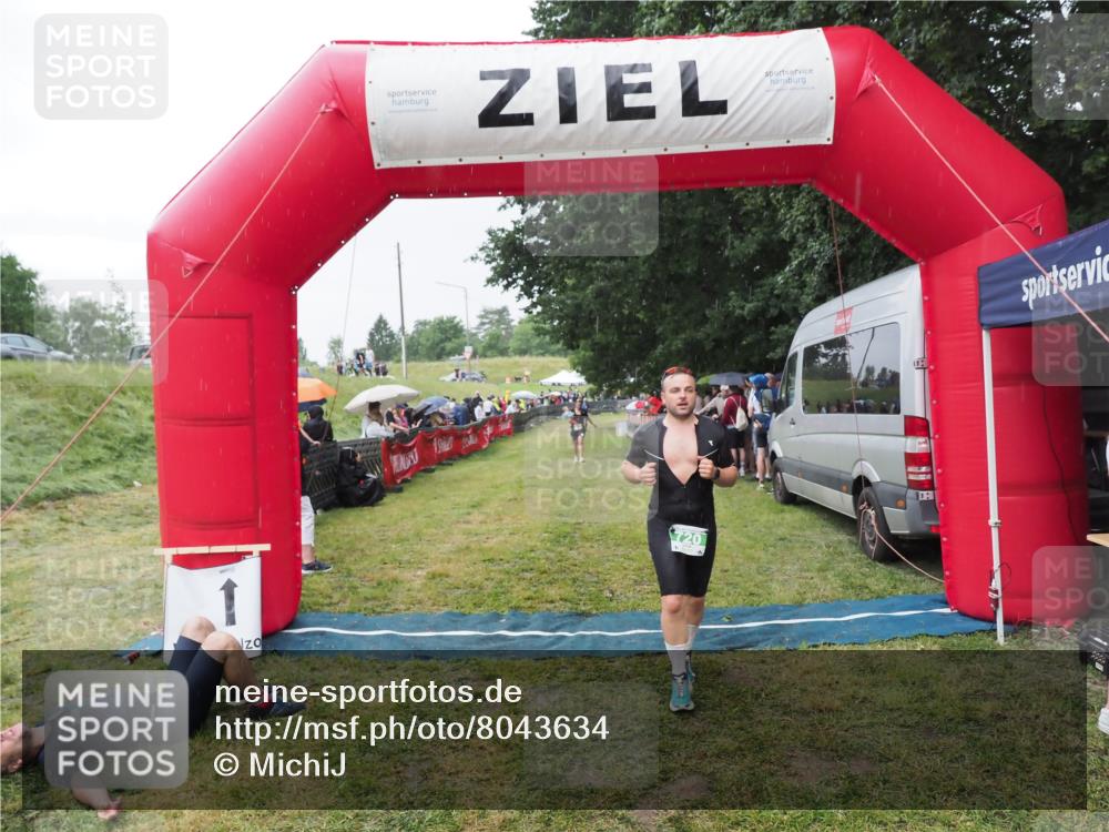 21.06.2025 - 27. Vierlanden-Triathlon MichiJ http://msf.ph/oto/8043634 15.06.2026 13:43:25 Ziel 720, 801 meine-sportfotos.de