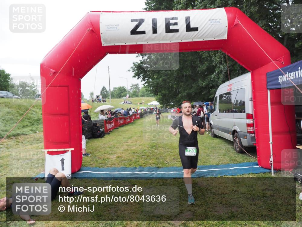 21.06.2025 - 27. Vierlanden-Triathlon MichiJ http://msf.ph/oto/8043636 15.06.2026 13:43:25 Ziel 720, 801 meine-sportfotos.de