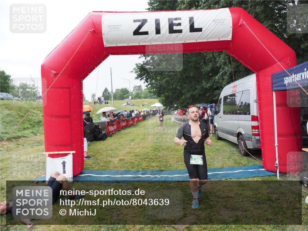 21.06.2025 - 27. Vierlanden-Triathlon MichiJ http://msf.ph/oto/8043639 15.06.2026 13:43:25 Ziel 720, 801 meine-sportfotos.de