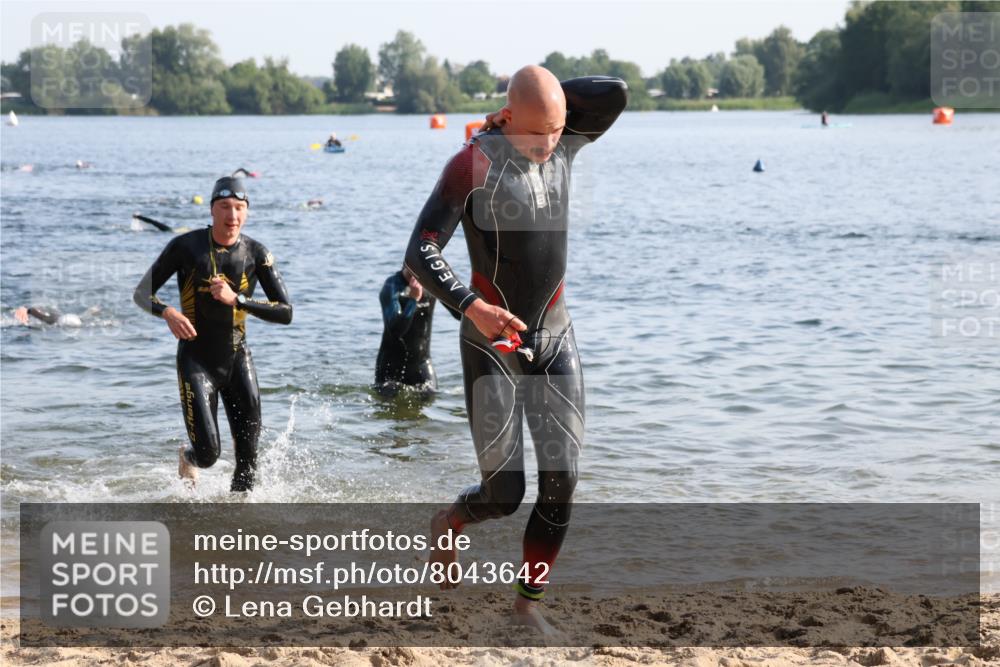 15.06.2025 - 27. Vierlanden-Triathlon Lena Gebhardt http://msf.ph/oto/8043642 15.06.2025 08:32:51 Schwimmen 8, 25, 38, 41, 60, 87, 234 meine-sportfotos.de