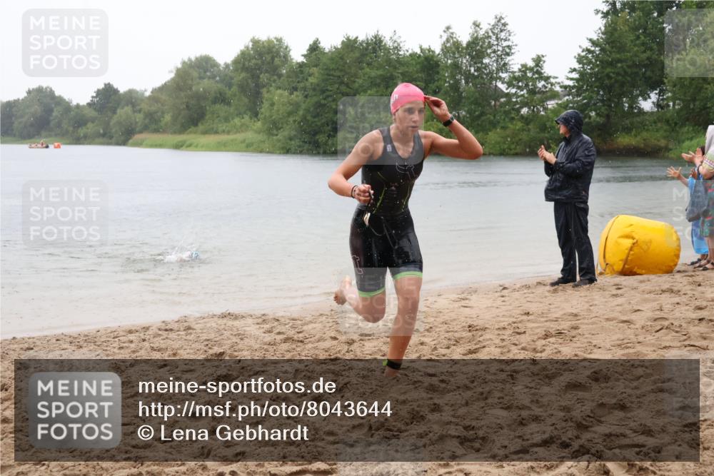 21.06.2025 - 27. Vierlanden-Triathlon Lena Gebhardt http://msf.ph/oto/8043644 15.06.2025 14:37:29 Schwimmen 1328, 1343 meine-sportfotos.de