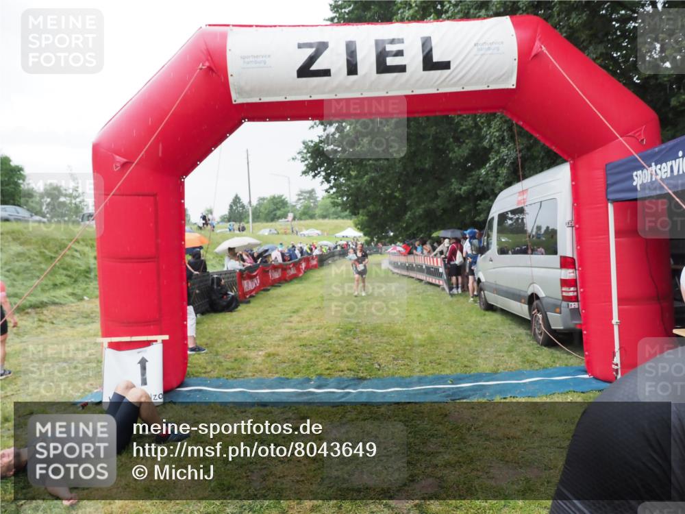 21.06.2025 - 27. Vierlanden-Triathlon MichiJ http://msf.ph/oto/8043649 15.06.2026 13:43:27 Ziel 720 meine-sportfotos.de