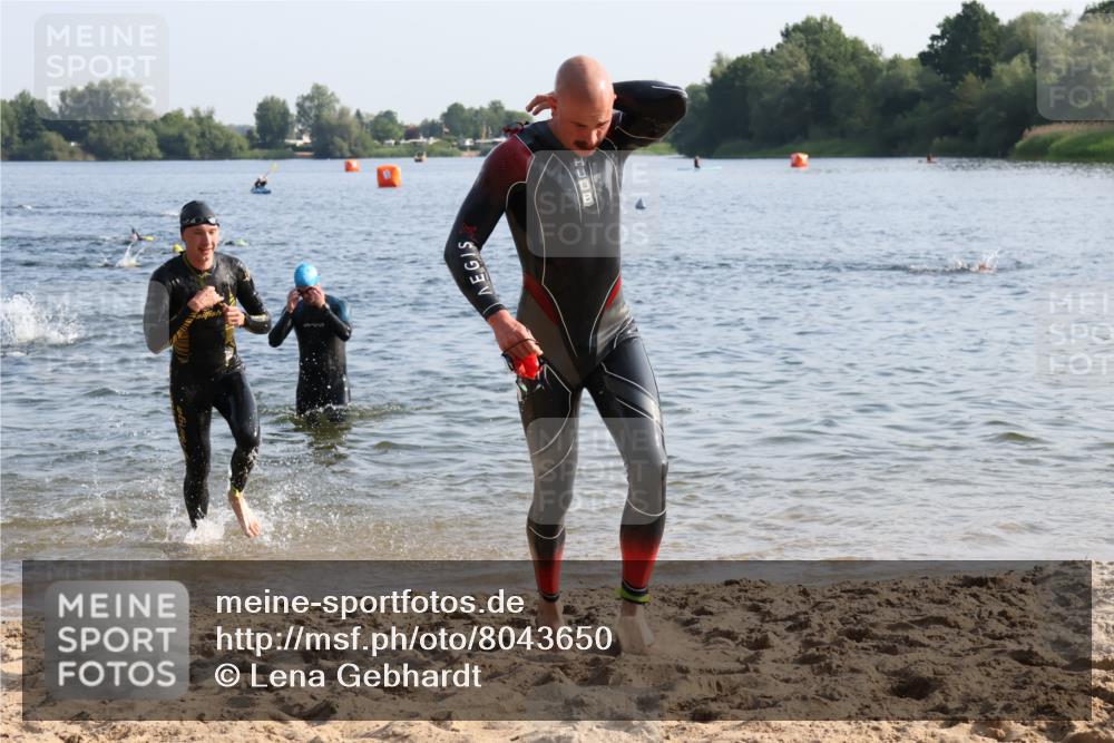 15.06.2025 - 27. Vierlanden-Triathlon Lena Gebhardt http://msf.ph/oto/8043650 15.06.2025 08:32:52 Schwimmen 8, 25, 38, 41, 60, 87, 185, 234 meine-sportfotos.de