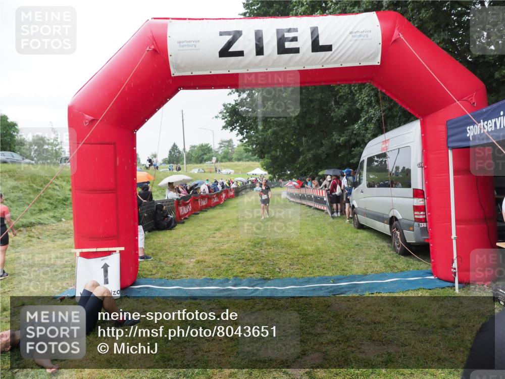 21.06.2025 - 27. Vierlanden-Triathlon MichiJ http://msf.ph/oto/8043651 15.06.2026 13:43:28 Ziel 720 meine-sportfotos.de