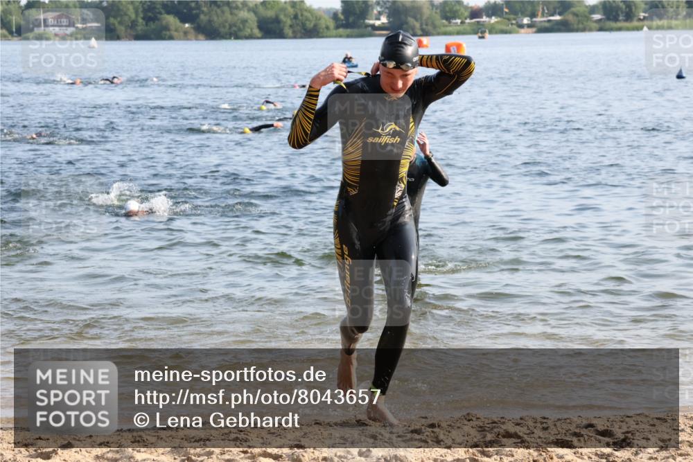 15.06.2025 - 27. Vierlanden-Triathlon Lena Gebhardt http://msf.ph/oto/8043657 15.06.2025 08:32:53 Schwimmen 8, 25, 41, 60, 87, 185, 234 meine-sportfotos.de