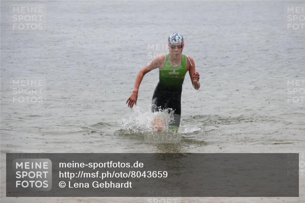 21.06.2025 - 27. Vierlanden-Triathlon Lena Gebhardt http://msf.ph/oto/8043659 15.06.2025 14:37:30 Schwimmen 1328, 1343 meine-sportfotos.de