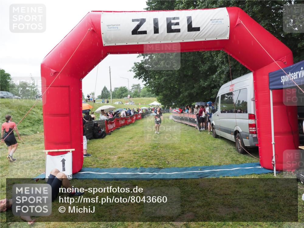 21.06.2025 - 27. Vierlanden-Triathlon MichiJ http://msf.ph/oto/8043660 15.06.2026 13:43:28 Ziel 720 meine-sportfotos.de