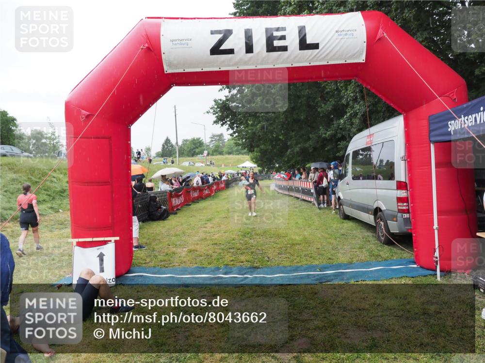 21.06.2025 - 27. Vierlanden-Triathlon MichiJ http://msf.ph/oto/8043662 15.06.2026 13:43:28 Ziel 720 meine-sportfotos.de