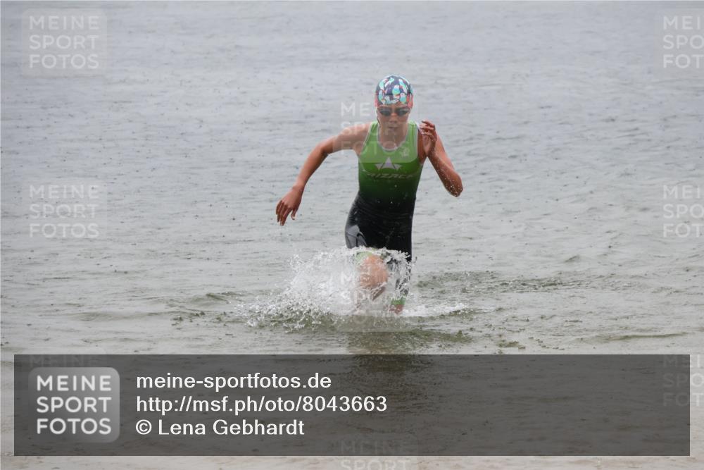 21.06.2025 - 27. Vierlanden-Triathlon Lena Gebhardt http://msf.ph/oto/8043663 15.06.2025 14:37:31 Schwimmen 1328, 1343 meine-sportfotos.de