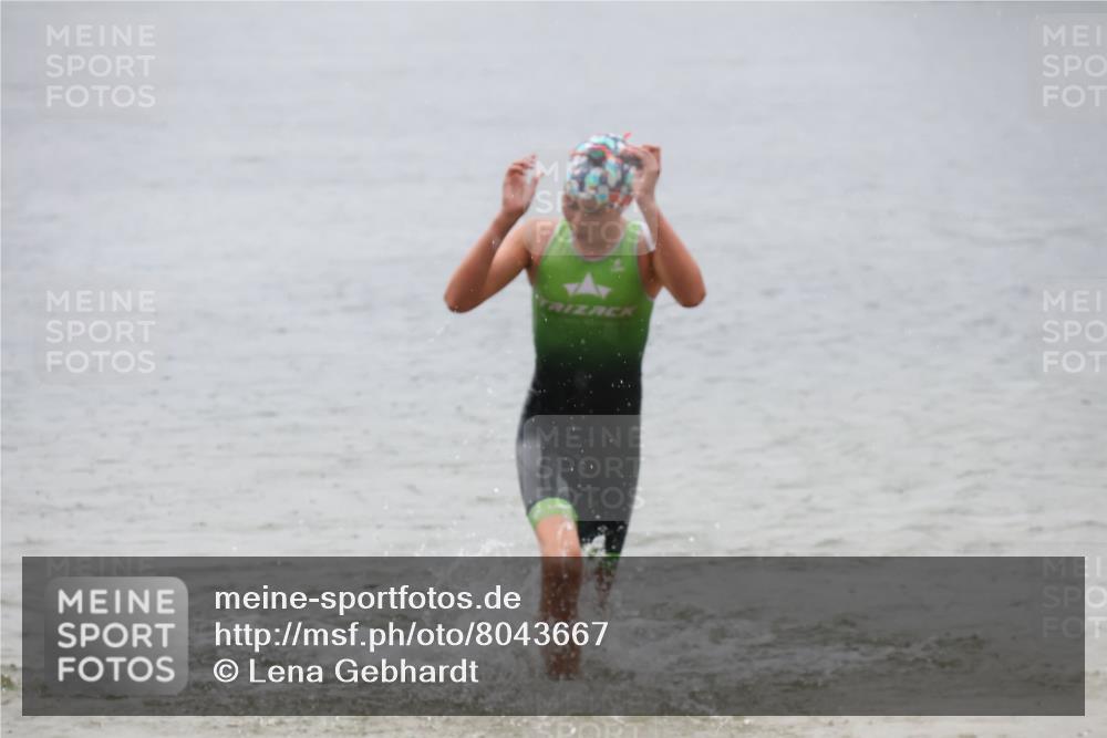 21.06.2025 - 27. Vierlanden-Triathlon Lena Gebhardt http://msf.ph/oto/8043667 15.06.2025 14:37:31 Schwimmen 1328, 1343 meine-sportfotos.de