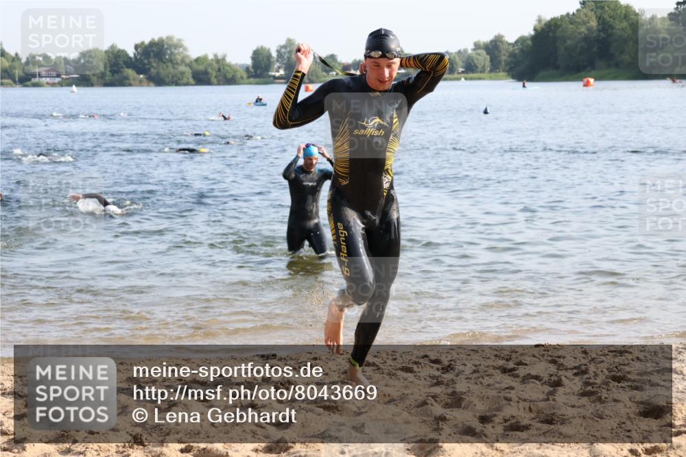 15.06.2025 - 27. Vierlanden-Triathlon Lena Gebhardt http://msf.ph/oto/8043669 15.06.2025 08:32:54 Schwimmen 8, 25, 41, 60, 87, 185, 234 meine-sportfotos.de