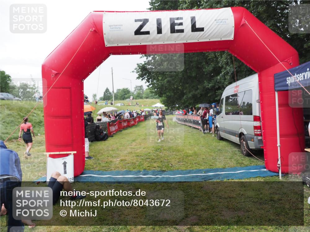 21.06.2025 - 27. Vierlanden-Triathlon MichiJ http://msf.ph/oto/8043672 15.06.2026 13:43:29 Ziel 720, 945 meine-sportfotos.de