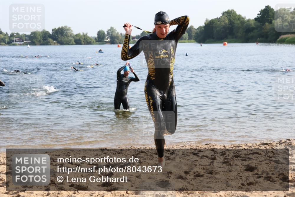 15.06.2025 - 27. Vierlanden-Triathlon Lena Gebhardt http://msf.ph/oto/8043673 15.06.2025 08:32:54 Schwimmen 8, 25, 41, 60, 87, 185, 234 meine-sportfotos.de