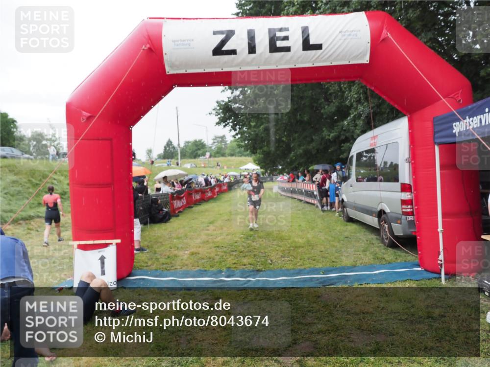 21.06.2025 - 27. Vierlanden-Triathlon MichiJ http://msf.ph/oto/8043674 15.06.2026 13:43:30 Ziel 720, 945 meine-sportfotos.de