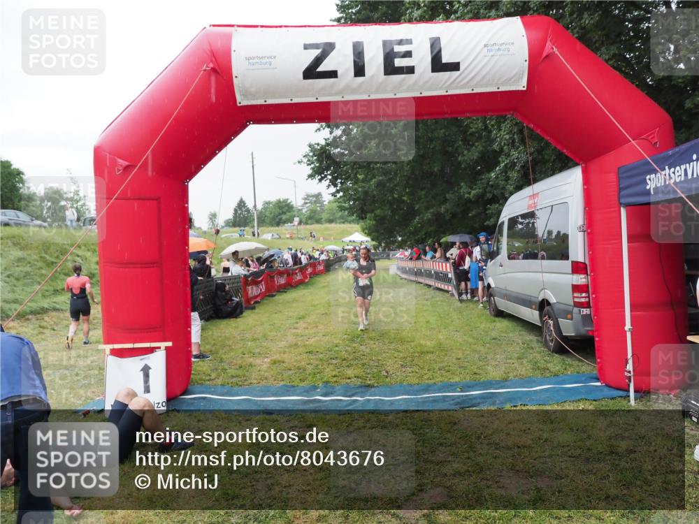 21.06.2025 - 27. Vierlanden-Triathlon MichiJ http://msf.ph/oto/8043676 15.06.2026 13:43:30 Ziel 720, 945 meine-sportfotos.de